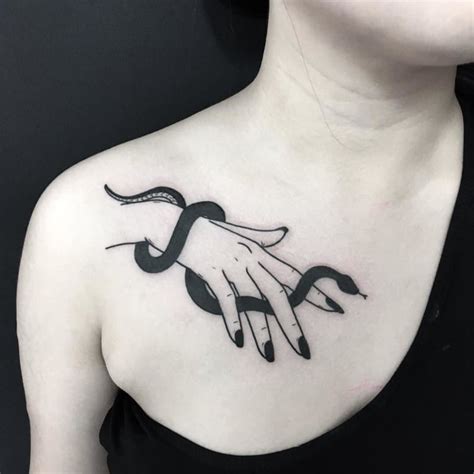 tatuajes en medio del pecho|Tatuajes para mujeres en el PECHO: 30 diseños ATREVIDOS y。